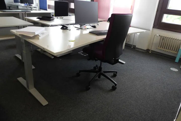 Elektrisch höhenverstellbarer Schreibtisch mit Bürostuhl Maße in cm ca. 200 x 100
